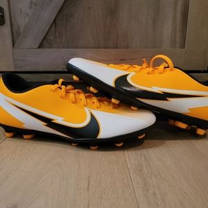 NIKE MERCURIAL VAPOR 13 CLUB MG SOCCER CLEATS